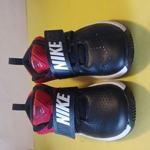 Nike black/red team hustle D8  sneakers EUC size 10